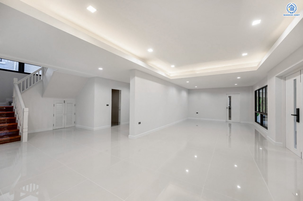 บ้านเดี่ยวฟิลคฤหาสน์มือสองตกแต่งใหม่ แบรนด์ LH ดีไซน์สุดหรูหรา โครงการ ลดาวัลย์ ปิ่นเกล้า เนื้อที่ 214 ตร.ว. บนพื้นที่ใช้สอยถึง 553.48 ตร.ม. ฟังก์ชันจัดเต็ม 4 ห้องนอน 5 ห้องน้ำ 1 ห้องอเนกประสงค์ 1 ห้องแม่บ้าน จอดรถได้ถึง 2 คัน ทำเลติดถนนบรมราชชนนี เชื่อมต่อหลายเส้นทาง ใกล้มหาวิทยาลัยมหิดล และเซ็นทรัลศาลายา